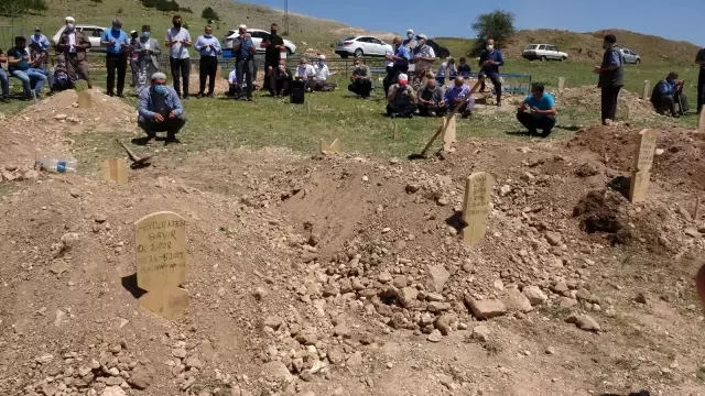 Kazada ölen babaanne ile 2 torunu yan yana toprağa verildi