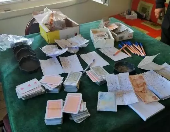 Kiraladıkları evde kumar oynarken yakalandılar Kiraladıkları evde kumar oynarken yakalandılar