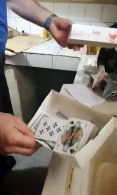 Kiraladıkları evde kumar oynarken yakalandılar