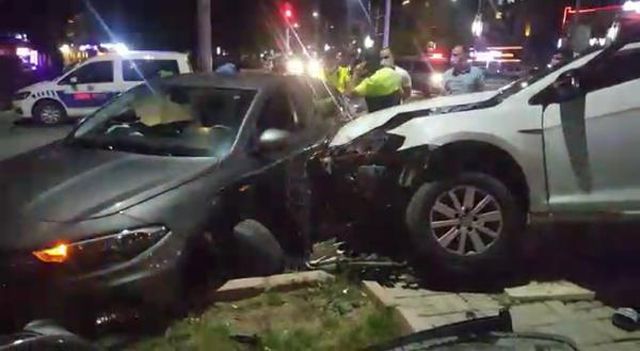 'KIRMIZI IŞIK' İHLALİNDE 2 OTOMOBİL ÇARPIŞTI 3 YARALI 'KIRMIZI IŞIK' İHLALİNDE 2 OTOMOBİL ÇARPIŞTI 3 YARALI