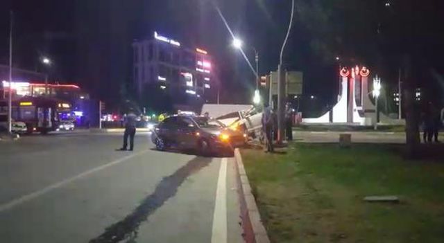 'KIRMIZI IŞIK' İHLALİNDE 2 OTOMOBİL ÇARPIŞTI 3 YARALI 'KIRMIZI IŞIK' İHLALİNDE 2 OTOMOBİL ÇARPIŞTI 3 YARALI