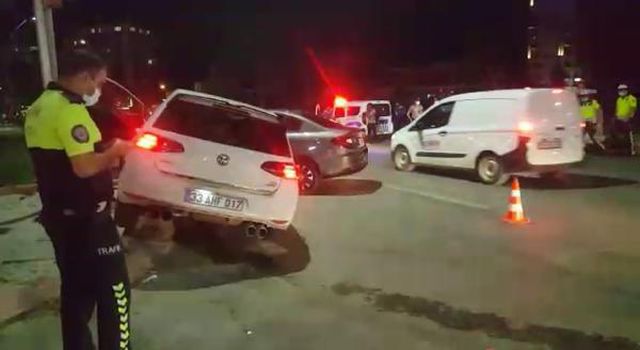 'KIRMIZI IŞIK' İHLALİNDE 2 OTOMOBİL ÇARPIŞTI 3 YARALI 'KIRMIZI IŞIK' İHLALİNDE 2 OTOMOBİL ÇARPIŞTI 3 YARALI