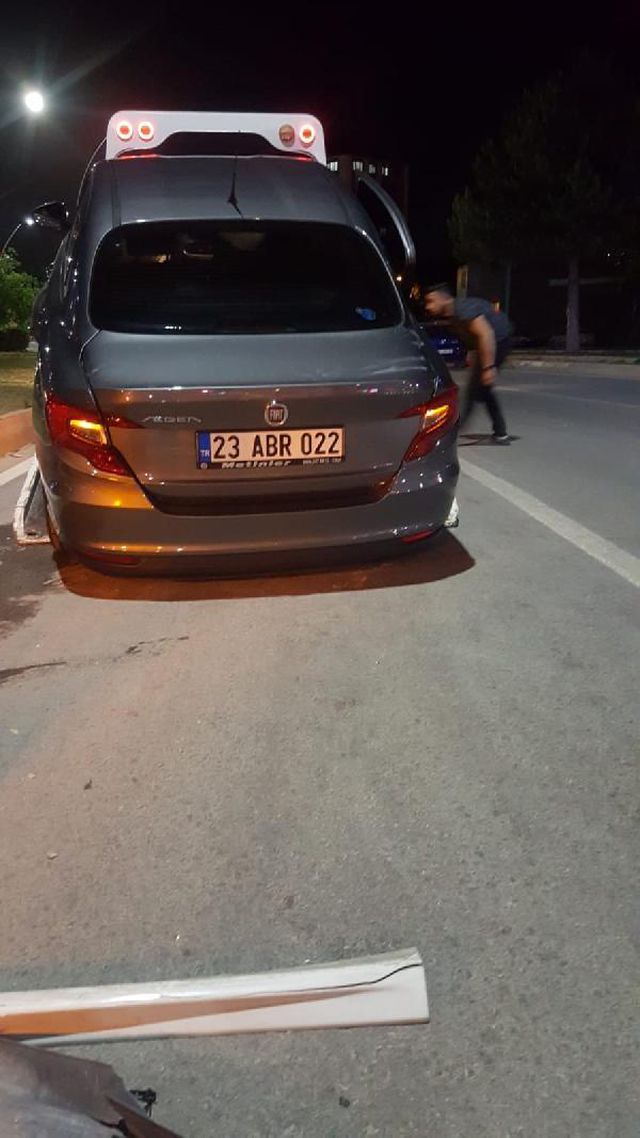 'KIRMIZI IŞIK' İHLALİNDE 2 OTOMOBİL ÇARPIŞTI 3 YARALI 'KIRMIZI IŞIK' İHLALİNDE 2 OTOMOBİL ÇARPIŞTI 3 YARALI