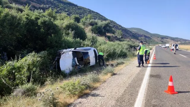 Kontrolden çıkan araç şarampole devrildi: 4 yaralı
