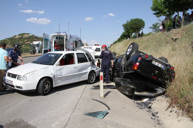 Son dakika haber! 3 aracın karıştığı trafik kazasında 1'i çocuk 3 kişi yaralandı
