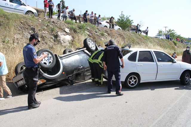 Son dakika haber! 3 aracın karıştığı trafik kazasında 1'i çocuk 3 kişi yaralandı