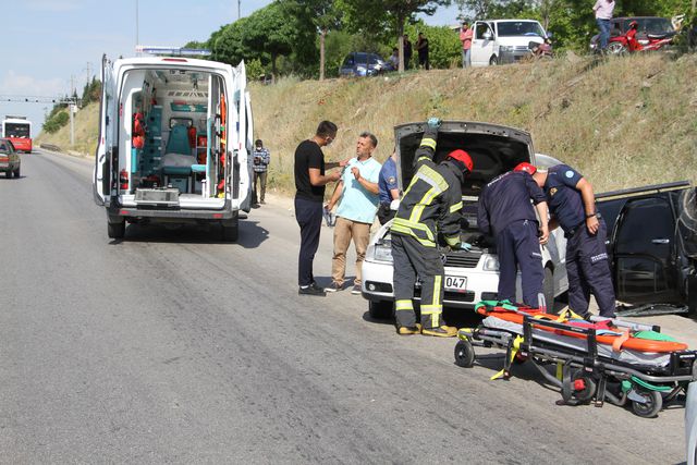 Son dakika haber! 3 aracın karıştığı trafik kazasında 1'i çocuk 3 kişi yaralandı