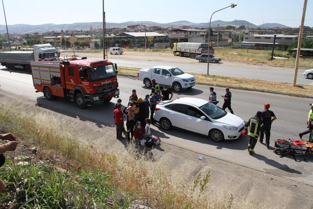 Son dakika haber! 3 aracın karıştığı trafik kazasında 1'i çocuk 3 kişi yaralandı