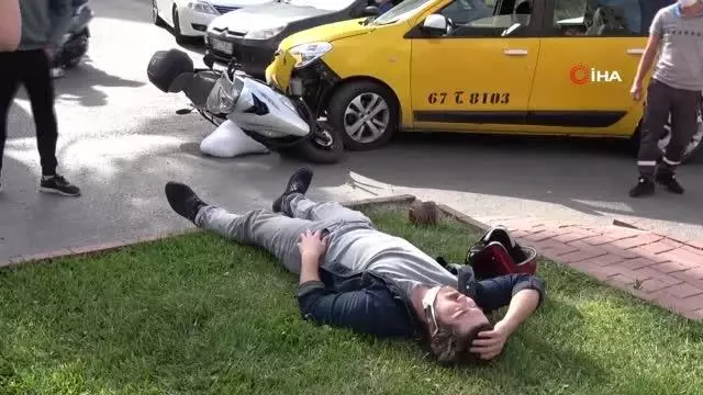 Motosiklet ile ticari taksi kafa kafaya çarpıştı