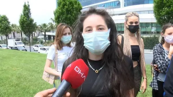 ÖĞRENCİLERDEN ÖZEL ÜNİVERSİTE ÖNÜNDE ZAM PROTESTOSU