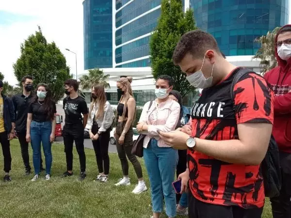 ÖĞRENCİLERDEN ÖZEL ÜNİVERSİTE ÖNÜNDE ZAM PROTESTOSU