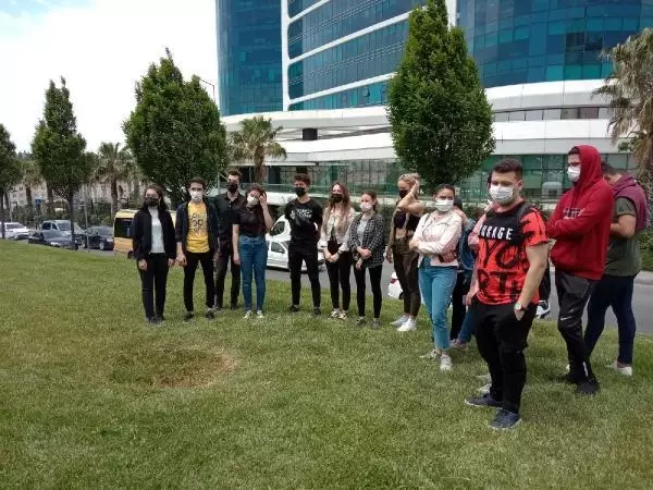 ÖĞRENCİLERDEN ÖZEL ÜNİVERSİTE ÖNÜNDE ZAM PROTESTOSU