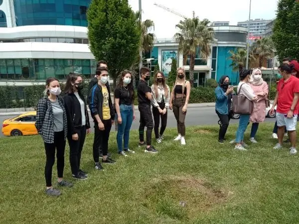 ÖĞRENCİLERDEN ÖZEL ÜNİVERSİTE ÖNÜNDE ZAM PROTESTOSU