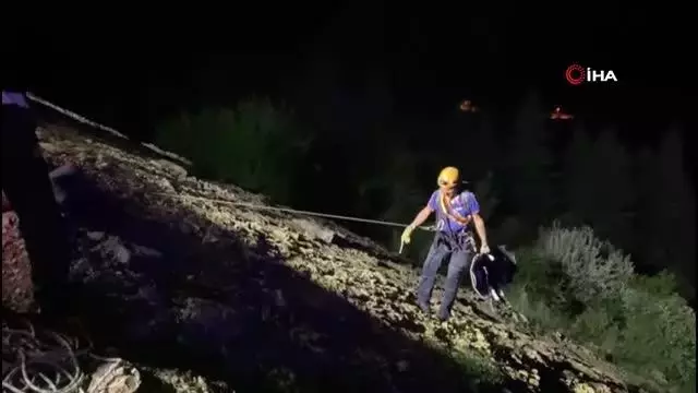 Otomobil 100 metrelik uçurumdan aşağı düştü: 1 ölü, 4 yaralı Otomobil 100 metrelik uçurumdan aşağı düştü: 1 ölü, 4 yaralı