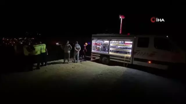 Otomobil 100 metrelik uçurumdan aşağı düştü: 1 ölü, 4 yaralı Otomobil 100 metrelik uçurumdan aşağı düştü: 1 ölü, 4 yaralı