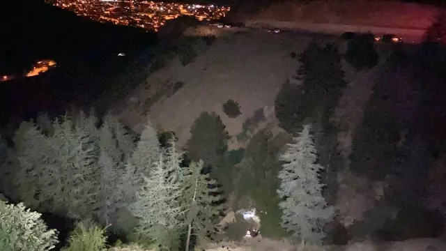 Otomobil 100 metrelik uçurumdan aşağı düştü: 1 ölü, 4 yaralı Otomobil 100 metrelik uçurumdan aşağı düştü: 1 ölü, 4 yaralı