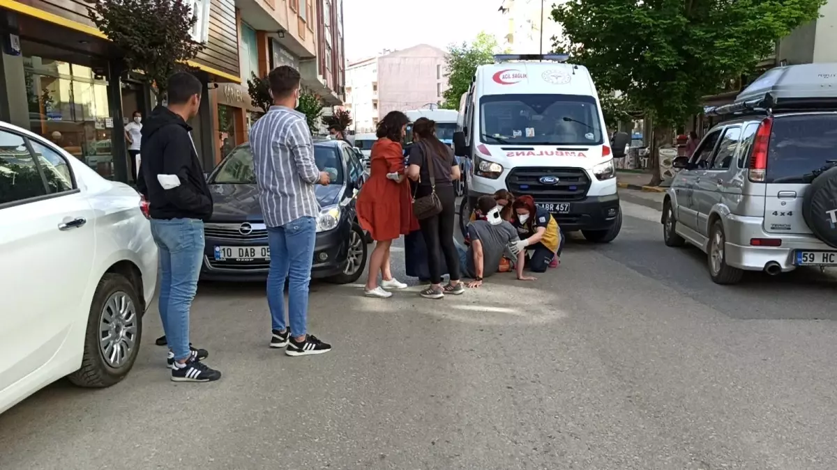 Otomobilinden inen sürücüye, arkasından gelen araç dikiz aynasıyla çarptı