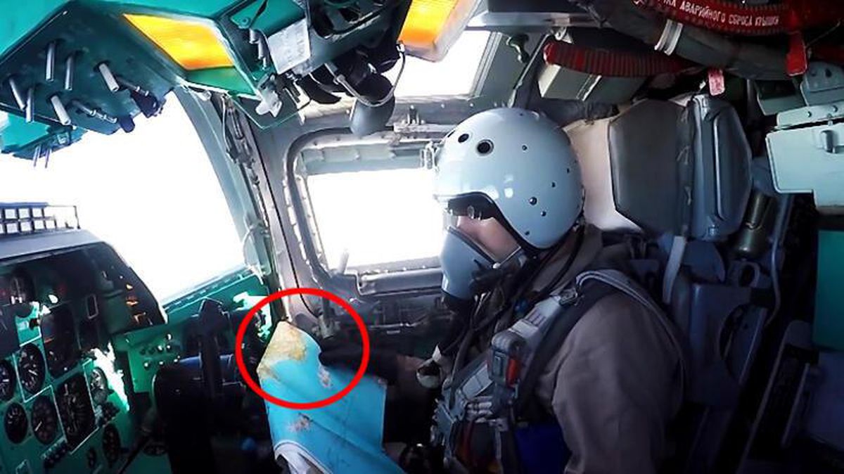 Rus savaş pilotunun elinde tuttuğu haritadaki Türkiye detayı dikkat çekti
