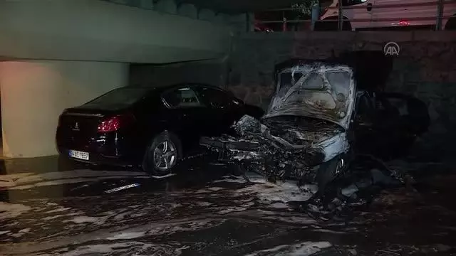Şişli'de park halindeki iki araçta çıkan yangın söndürüldü