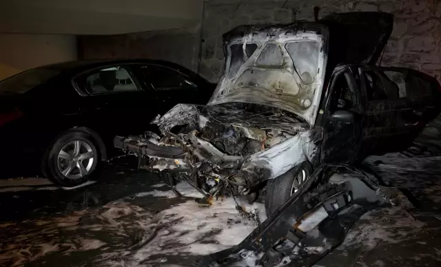 Şişli'de park halindeki iki araçta çıkan yangın söndürüldü