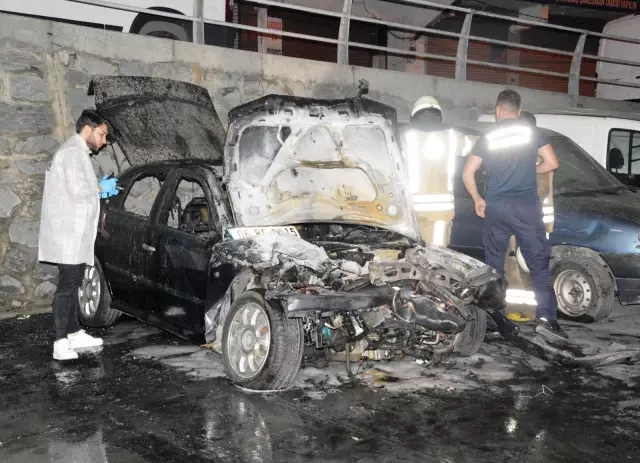 Şişli'de viyadük altında yanan 4 otomobilde kundaklama şüphesi Şişli'de viyadük altında yanan 4 otomobilde kundaklama şüphesi