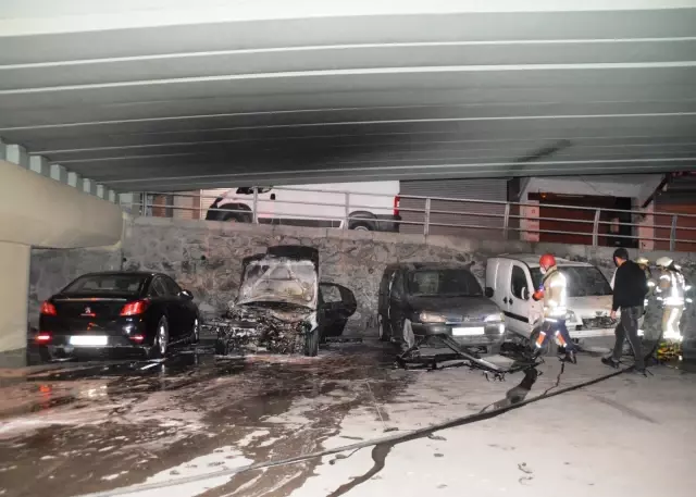 Şişli'de viyadük altında yanan 4 otomobilde kundaklama şüphesi