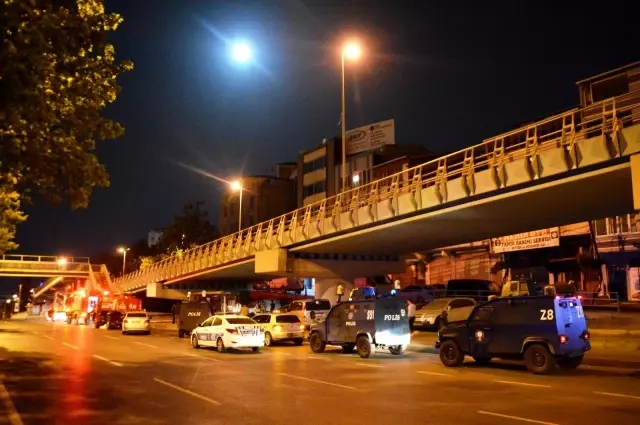 Şişli'de viyadük altında yanan 4 otomobilde kundaklama şüphesi