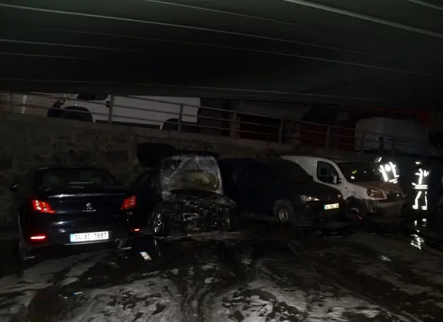 Şişli'de viyadük altında yanan 4 otomobilde kundaklama şüphesi