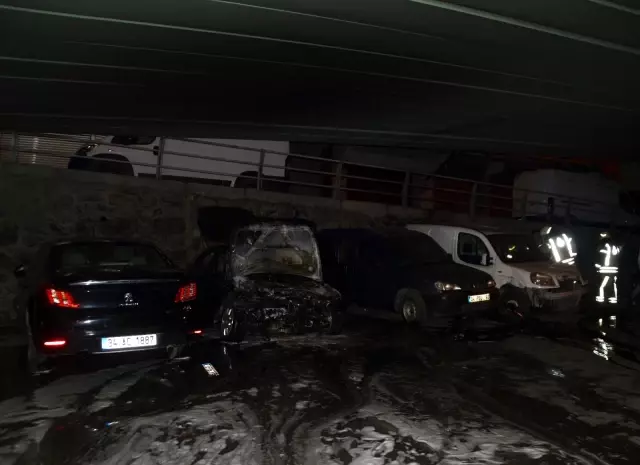 Şişli'de viyadük altında yanan 4 otomobilde kundaklama şüphesi