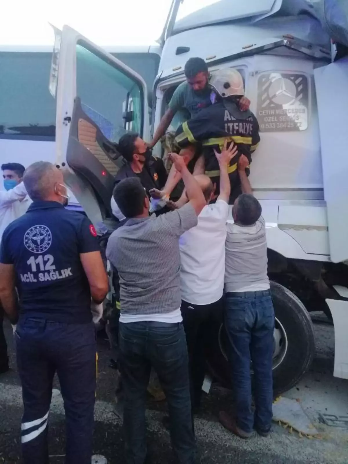 Şoförü fenalaşan TIR, yolcu otobüsüne çarptı: 8 yaralı