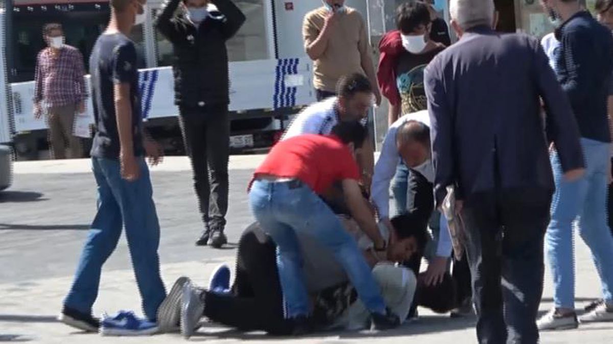 Tekme tokat dövdüğü genci kimse elinden alamadı! Taksim'i karıştıran kavga kamerada