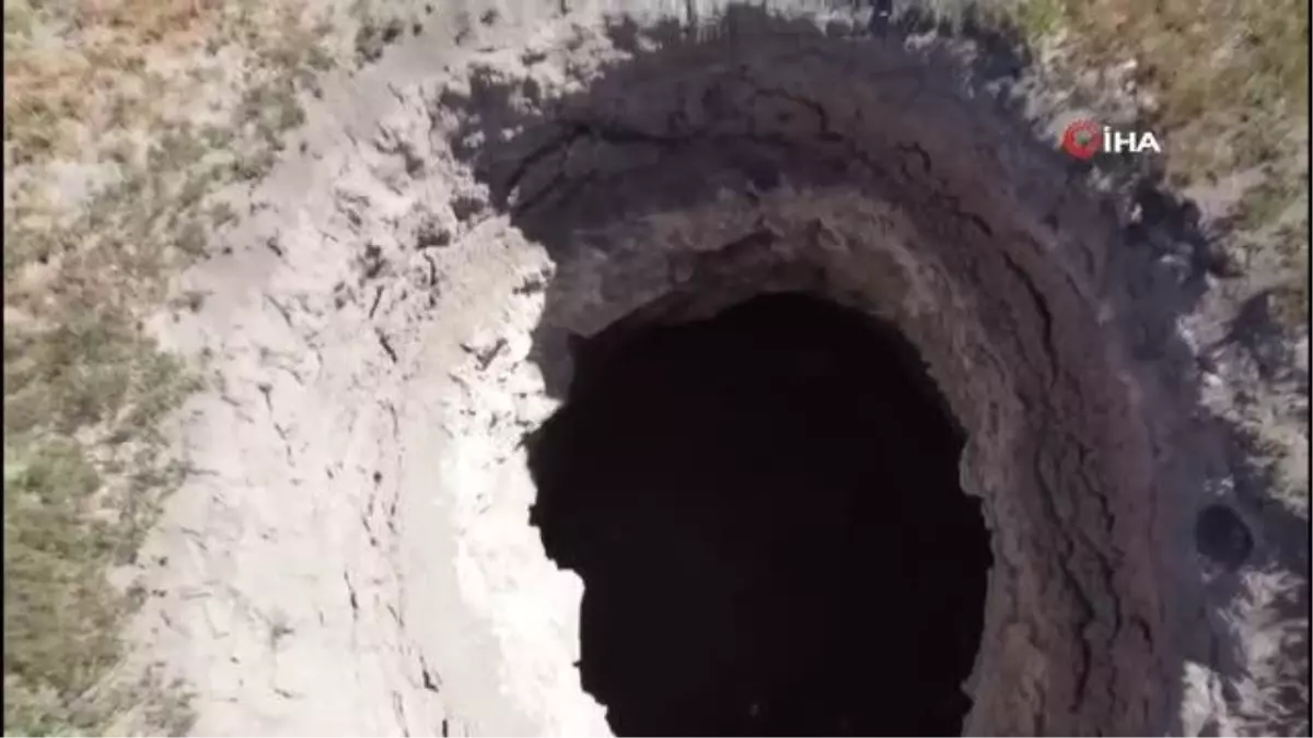Tarla ortasında oluşan dev obruk köylüleri tedirgin ediyor
