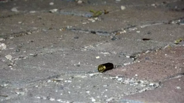 Tartıştığı sevgilisine dehşeti yaşattı...Sevgilisini ve arkadaşını evinin önünde kurşun yağmuruna tuttu Tartıştığı sevgilisine dehşeti yaşattı...Sevgilisini ve arkadaşını evinin önünde kurşun yağmuruna tuttu