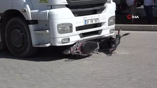 Tırın altında kalan elektrikli bisiklet sürücüsü hayatını kaybetti Tırın altında kalan elektrikli bisiklet sürücüsü hayatını kaybetti