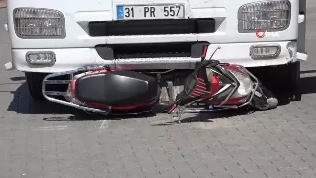 Tırın altında kalan elektrikli bisiklet sürücüsü hayatını kaybetti Tırın altında kalan elektrikli bisiklet sürücüsü hayatını kaybetti