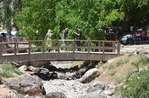 TOROSLARIN ETEĞİNDEKİ İVRİZ ÇAYI'NA BU YIL KAYNAĞINDAN SU AKMADI