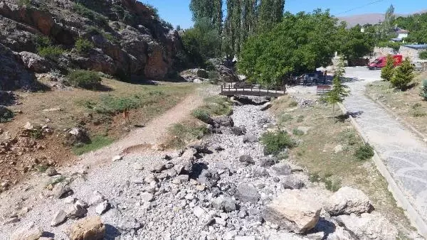 TOROSLARIN ETEĞİNDEKİ İVRİZ ÇAYI'NA BU YIL KAYNAĞINDAN SU AKMADI
