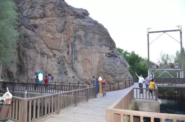 TOROSLARIN ETEĞİNDEKİ İVRİZ ÇAYI'NA BU YIL KAYNAĞINDAN SU AKMADI