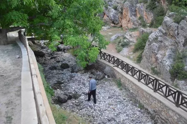 TOROSLARIN ETEĞİNDEKİ İVRİZ ÇAYI'NA BU YIL KAYNAĞINDAN SU AKMADI