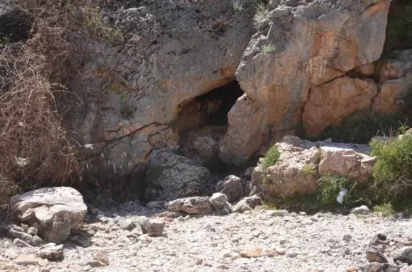 TOROSLARIN ETEĞİNDEKİ İVRİZ ÇAYI'NA BU YIL KAYNAĞINDAN SU AKMADI