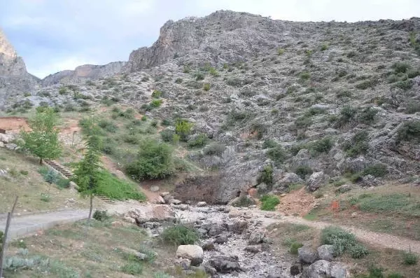 TOROSLARIN ETEĞİNDEKİ İVRİZ ÇAYI'NA BU YIL KAYNAĞINDAN SU AKMADI