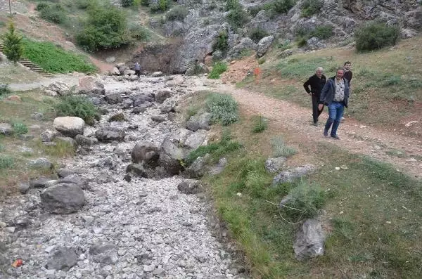 TOROSLARIN ETEĞİNDEKİ İVRİZ ÇAYI'NA BU YIL KAYNAĞINDAN SU AKMADI