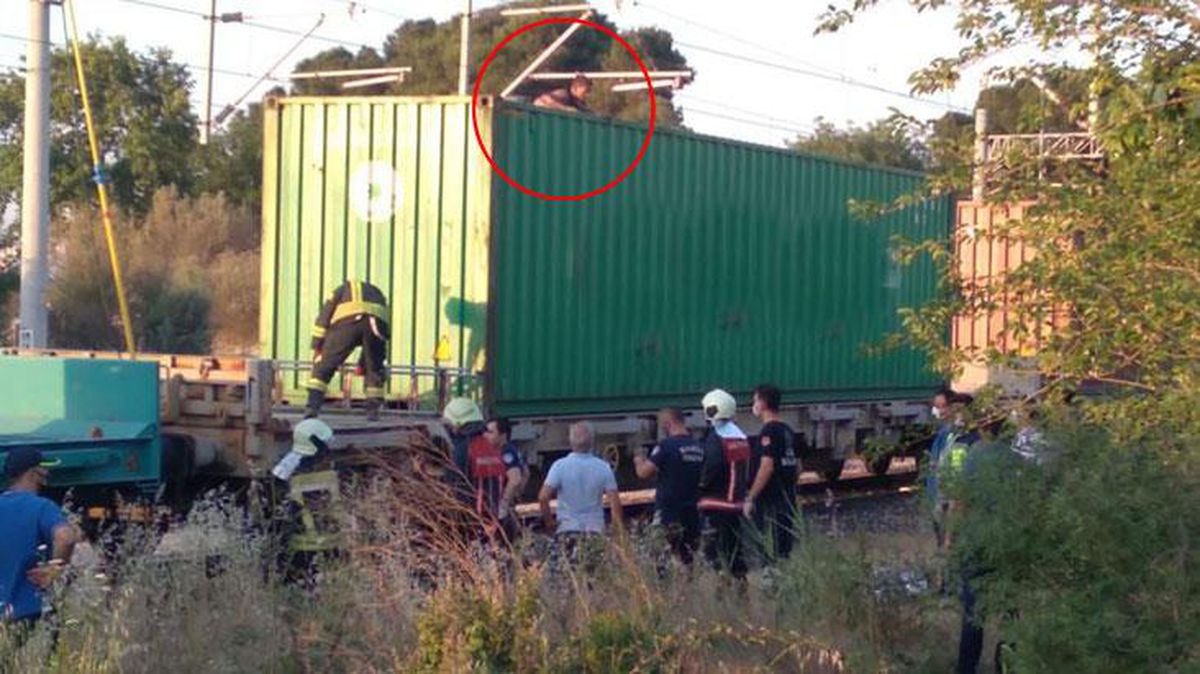 Tren vagonun üzerinde fotoğraf çekilmek isteyen 14 yaşındaki çocuk, elektrik akımına kapıldı