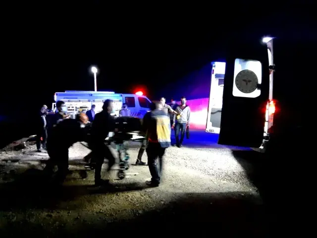 100 metrelik uçuruma düşen otomobildeki gencin cansız bedeni 2 saatlik çalışma ile çıkartıldı 100 metrelik uçuruma düşen otomobildeki gencin cansız bedeni 2 saatlik çalışma ile çıkartıldı