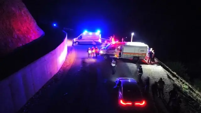 100 metrelik uçuruma düşen otomobildeki gencin cansız bedeni 2 saatlik çalışma ile çıkartıldı 100 metrelik uçuruma düşen otomobildeki gencin cansız bedeni 2 saatlik çalışma ile çıkartıldı