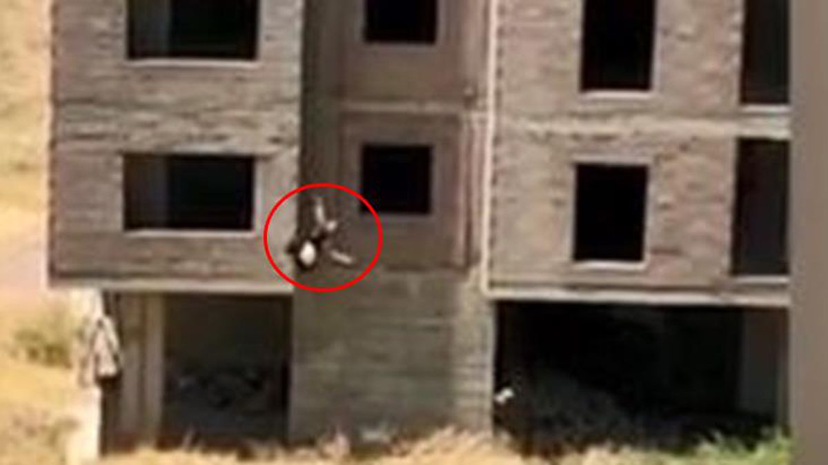 6 katlı binanın çatısına çıkan İrem, ikna etmek isteyenlere rağmen böyle atladı