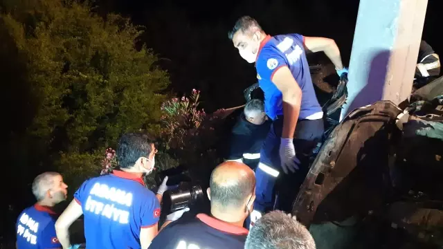 Adana'da direğe çarpan otomobilin sürücüsü yaralandı Adana'da direğe çarpan otomobilin sürücüsü yaralandı