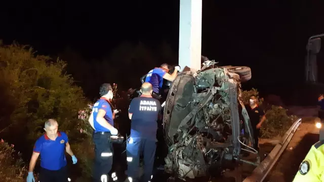Adana'da direğe çarpan otomobilin sürücüsü yaralandı Adana'da direğe çarpan otomobilin sürücüsü yaralandı