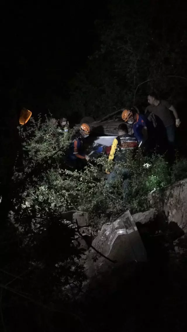 AFYONKARAHİSAR - Uçuruma düşen otomobildeki 1 kişi öldü, 4 kişi yaralandı AFYONKARAHİSAR - Uçuruma düşen otomobildeki 1 kişi öldü, 4 kişi yaralandı
