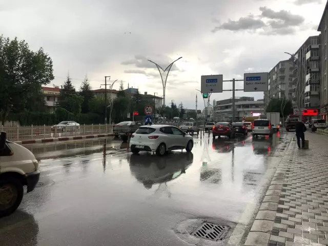 Afyonkarahisar'da yağmurdan alt geçit kapandı, belediye 1 saat müdahale edemedi Afyonkarahisar'da yağmurdan alt geçit kapandı, belediye 1 saat müdahale edemedi